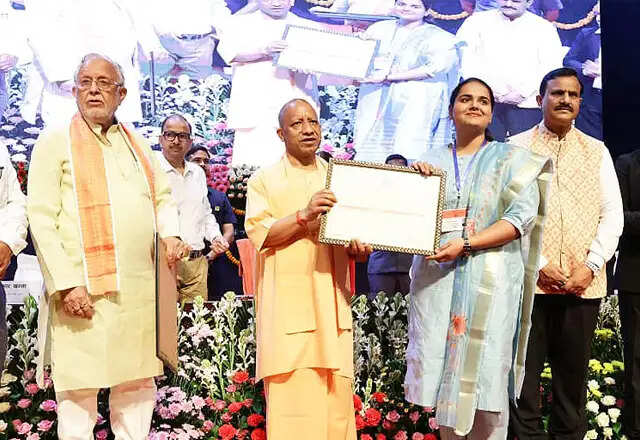 सीएम योगी ने नए लेखा परीक्षकों को नियुक्ति पत्र सौंपे, उत्तर प्रदेश में बदलावों पर की चर्चा
