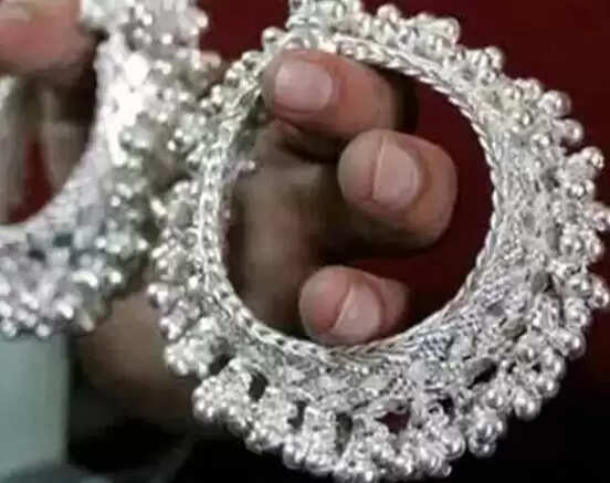 भारत में सोने और चांदी की कीमतों में गिरावट, खरीदने का सुनहरा मौका