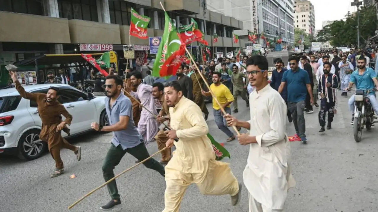 पाकिस्तान में महंगाई और पेट्रोल की कीमतों में वृद्धि के खिलाफ जन आक्रोश