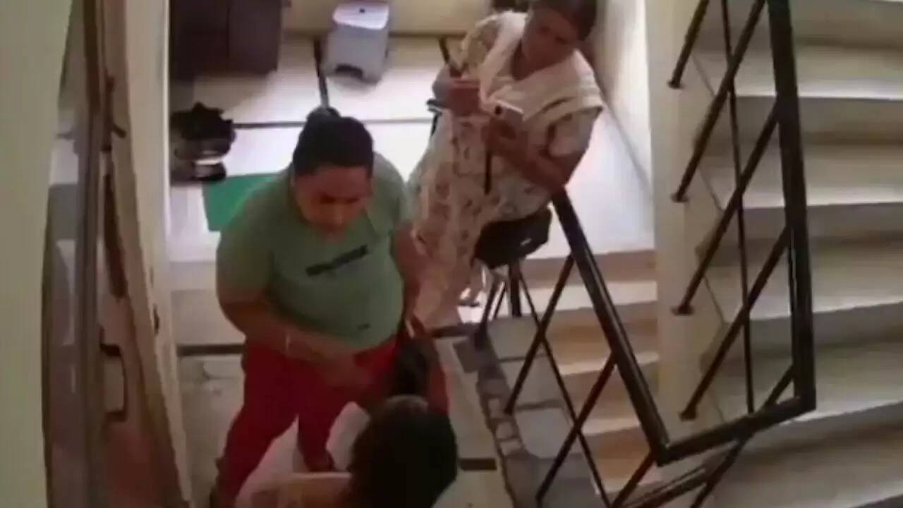 गाजियाबाद में बहू की बर्बरता: सास की पिटाई का CCTV वीडियो हुआ वायरल