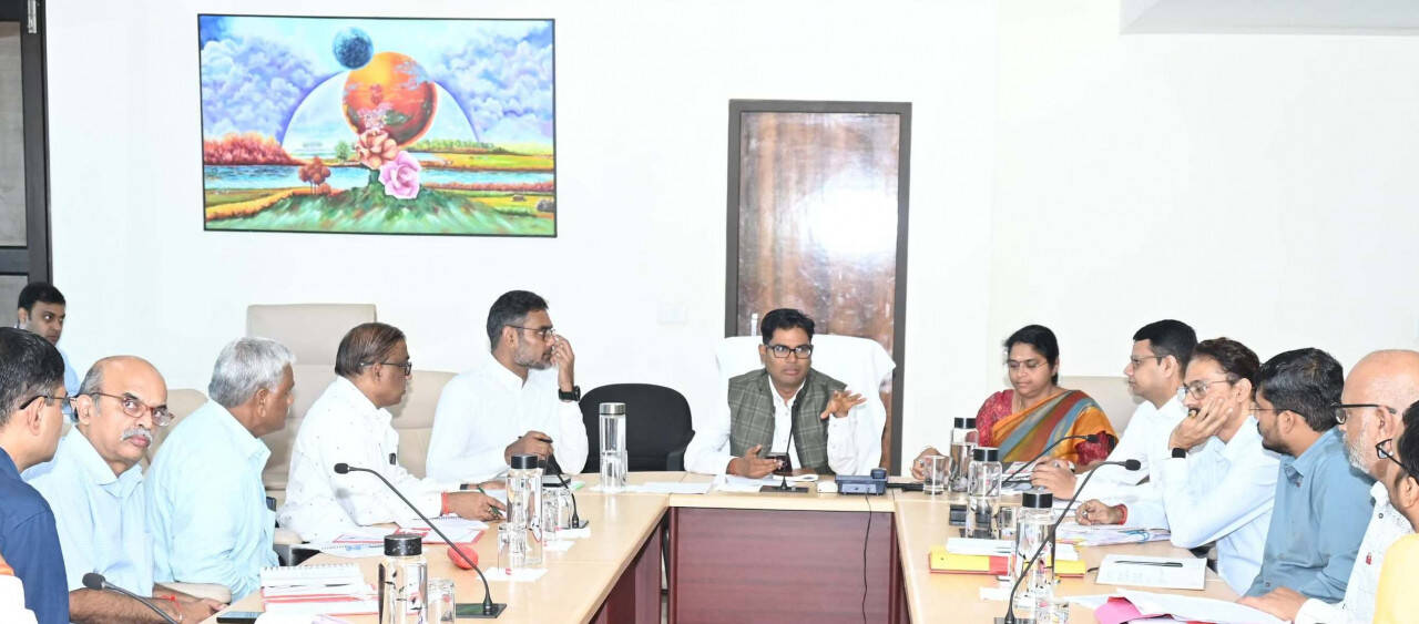 अधिकारी स्व-प्रेरित होकर पर्यावरण संरक्षण से जुडे कार्यों में दे योगदान-ओ.पी. चौधरी