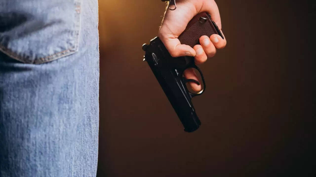 रोहिणी स्कूल में 12वीं के छात्र के पास पिस्तौल और गोलियां मिलीं