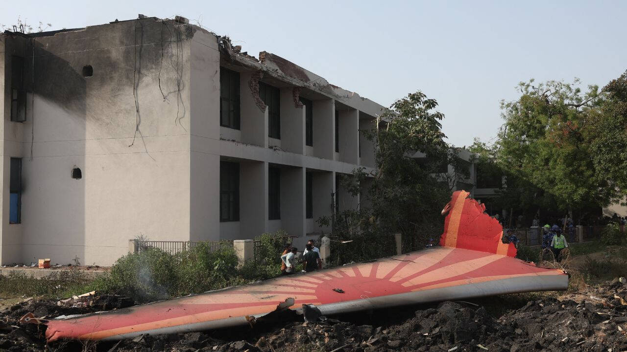 अहमदाबाद में एयर इंडिया का विमान हादसा: एक जीवित बचा, 265 शव मिले