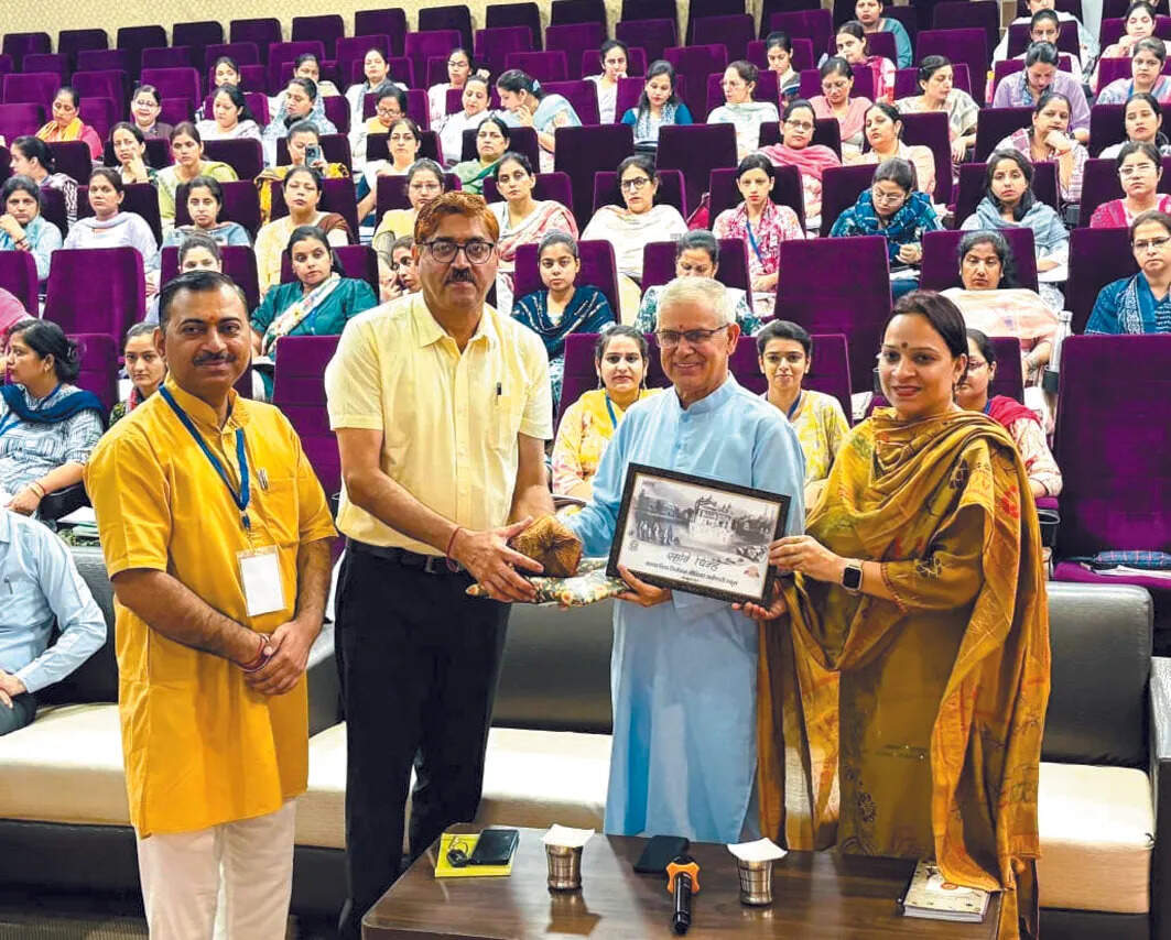 शिक्षा में चुनौतियों का समाधान: माधव विद्या निकेतन में कार्यक्रम का आयोजन