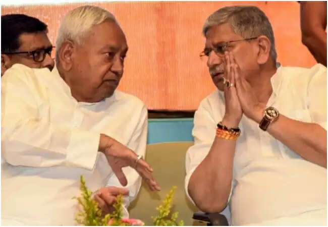 बिहार विधानसभा चुनाव के दूसरे चरण में मतदान जारी, सीएम नीतीश की ललन सिंह से मुलाकात