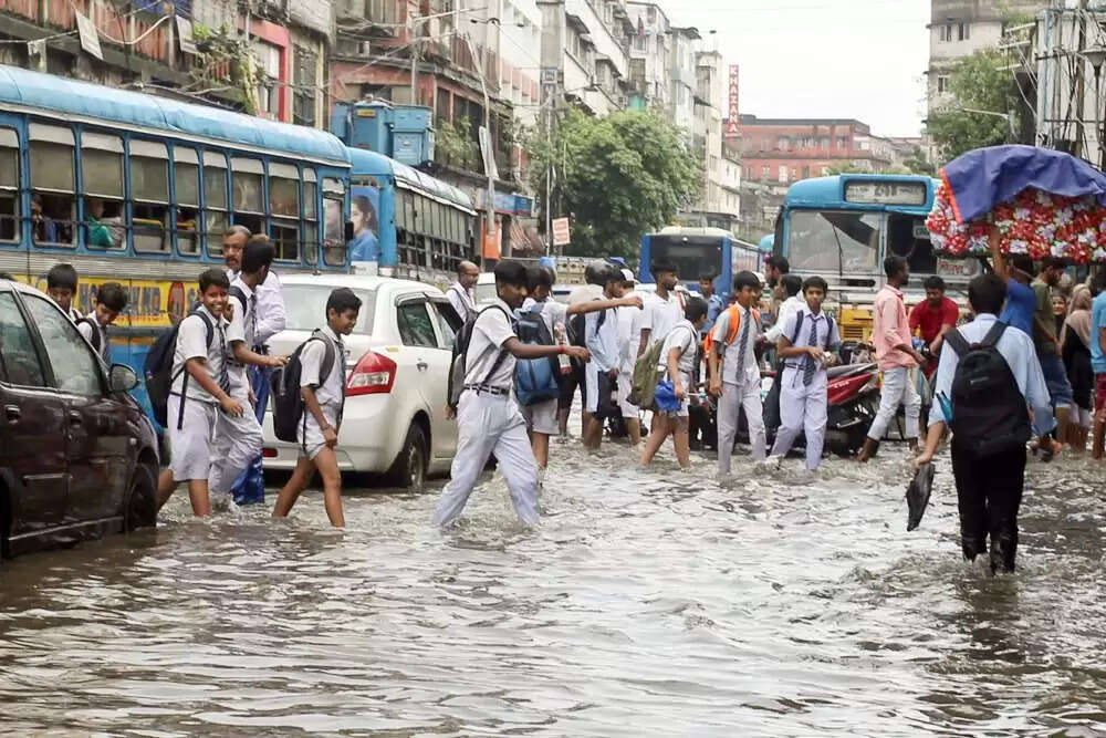 कोलकाता में भारी बारिश से जनजीवन प्रभावित, यातायात ठप