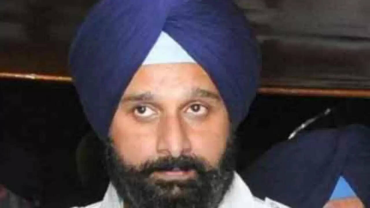 पंजाब में मजीठिया के खिलाफ छापे: 25 संपत्तियों पर कार्रवाई