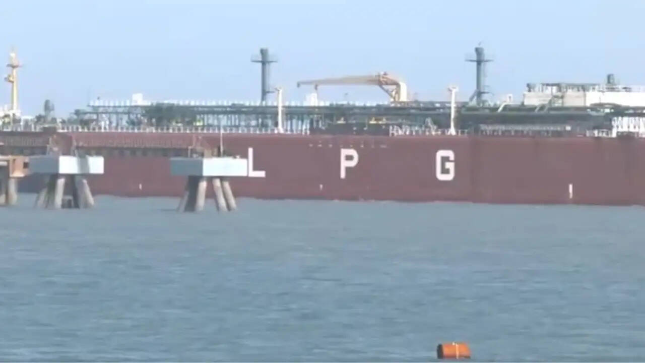 गुजरात के मुंद्रा पोर्ट पर पहुंचा एलपीजी टैंकर, राहत की खबर