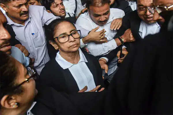 ममता बनर्जी के वकील बनने पर कानूनी विवाद, BCI ने मांगी रिपोर्ट