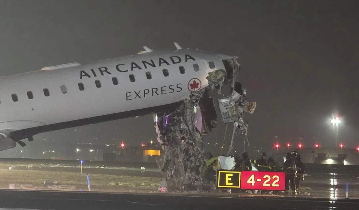 न्यूयॉर्क में विमान और दमकल वाहन की टक्कर, दो की मौत और कई घायल