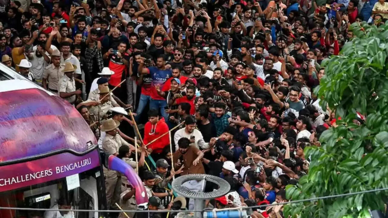 बेंगलुरु में IPL जश्न के दौरान भगदड़: 11 की मौत, KSCA अधिकारियों ने दिया इस्तीफा