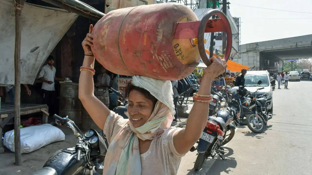 भारत में नया गैस नियम: पीएनजी कनेक्शन वाले घरों के लिए एलपीजी सिलेंडर का सरेंडर अनिवार्य