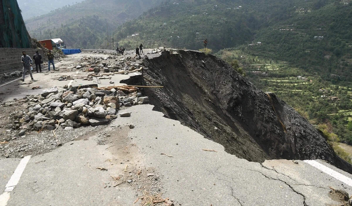 इंडोनेशिया में भूस्खलन से छह लोगों की मौत, 17 लापता