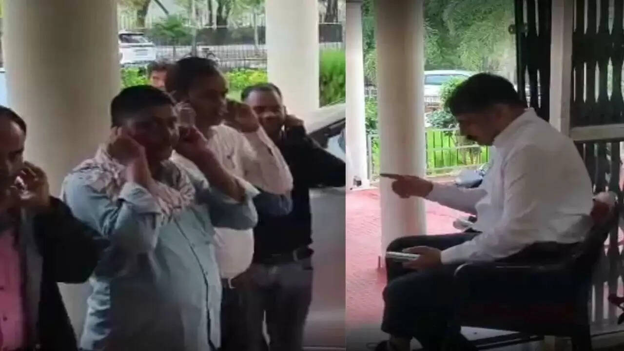 कवर्धा कलेक्टर की सख्ती: लेट आने वाले कर्मचारियों को कान पकड़कर माफी मंगवाई