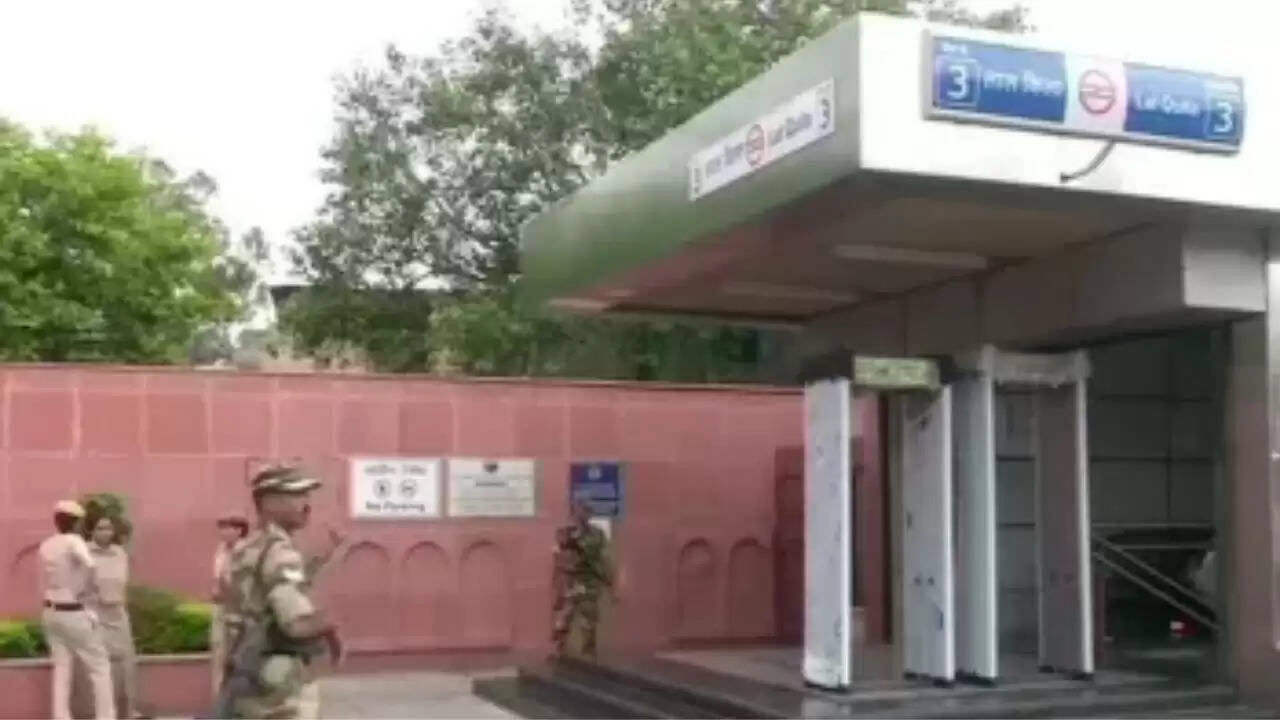 दिल्ली में मेट्रो स्टेशन के पास हुए धमाके से 12 की मौत, सुरक्षा बढ़ाई गई