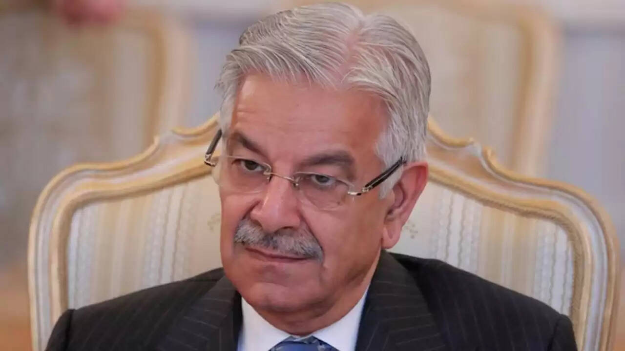 पाकिस्तान के रक्षा मंत्री का भारत पर दो मोर्चों पर व्यस्त रखने का आरोप