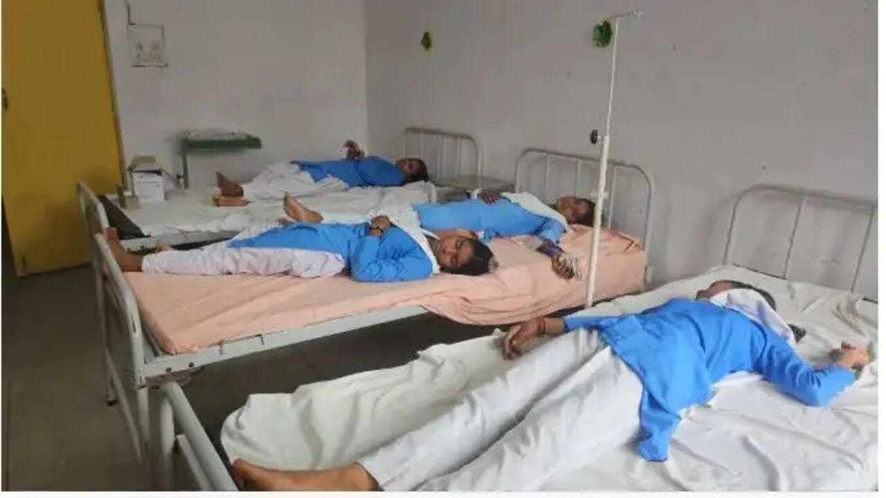 बाराबंकी में गर्मी से 25 छात्राएं बेहोश, स्वास्थ्य केंद्र में भर्ती