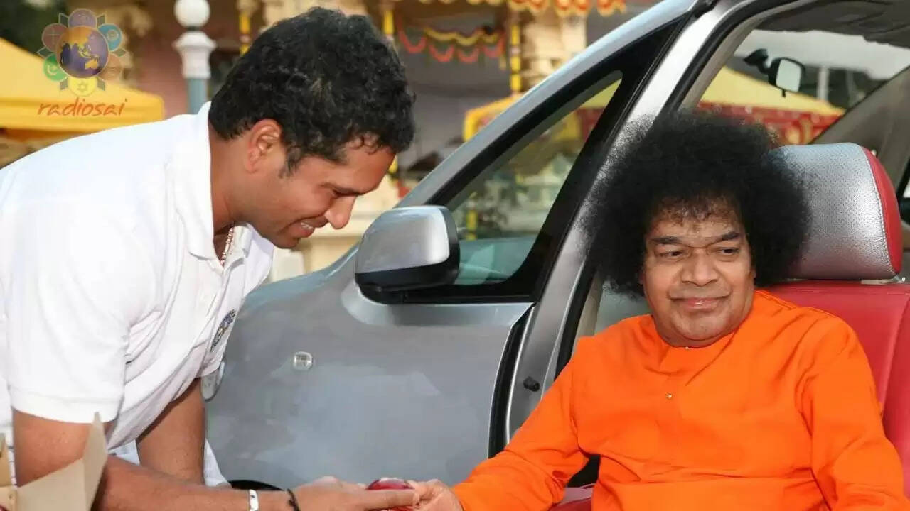 सचिन तेंदुलकर ने श्री सत्य साईं बाबा के जन्म शताब्दी समारोह में श्रद्धांजलि अर्पित की