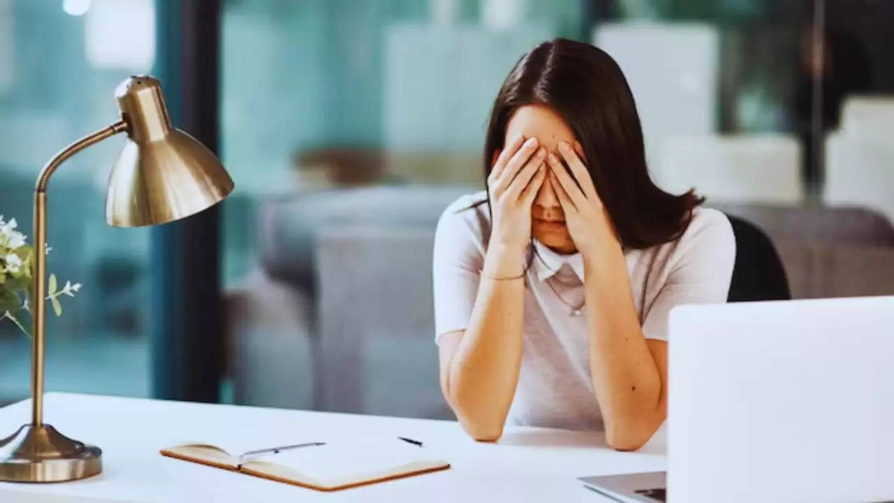 क्या भारतीय वर्क कल्चर में इंसानियत की कोई जगह है? एक महिला की दर्दनाक कहानी