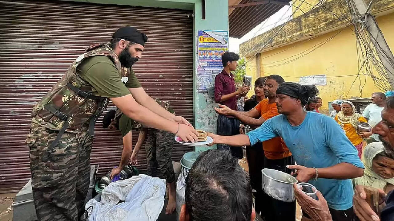 पंजाब में बाढ़ का कहर: इंसानियत की मिसालें और राहत कार्य जारी