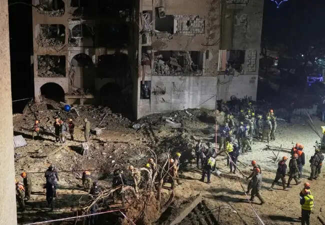 ईरान के मिसाइल हमले से इजरायल में बढ़ा तनाव, 100 से अधिक घायल