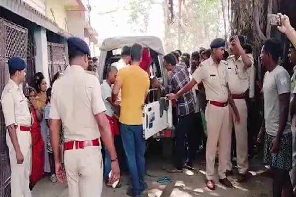 पटना में दिनदहाड़े दंपति और उनकी बेटी पर हमला, पत्नी और बेटी की मौत