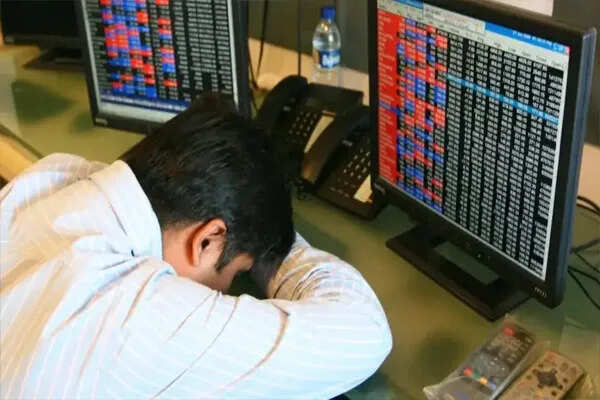 भारतीय शेयर बाजार में भारी गिरावट, सेंसेक्स 650 अंक लुढ़का