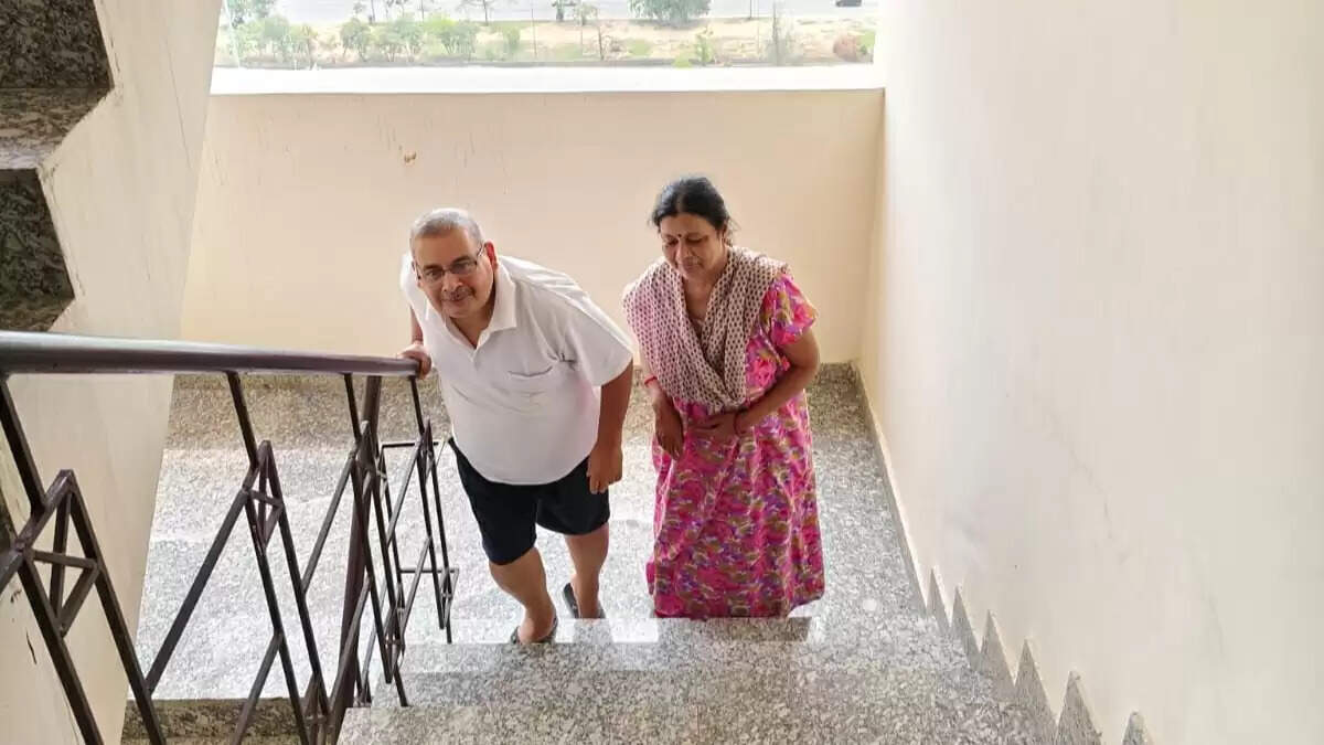 ग्रेटर नोएडा वेस्ट में लिफ्ट की समस्या से परेशान निवासी