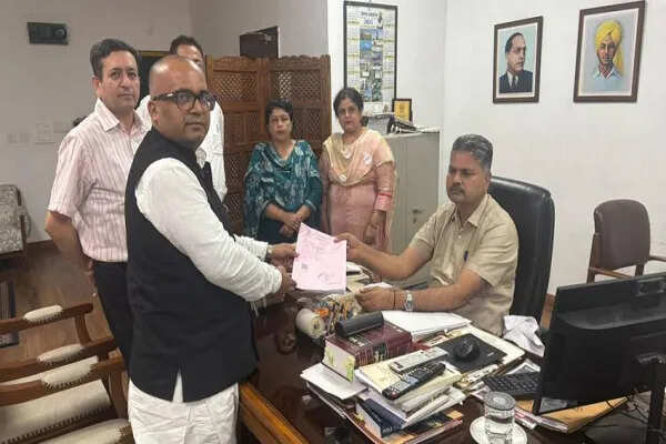 पंजाब राज्यसभा चुनाव में नवनीत चतुर्वेदी पर फर्जीवाड़े का आरोप