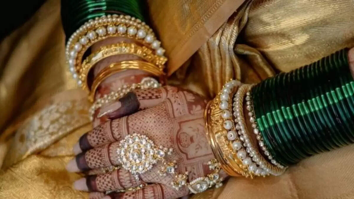 हरियाली तीज 2025: नए पैटर्न की हरी चूड़ियों से सजें