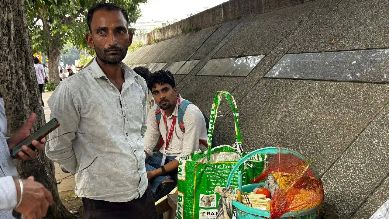 कनॉट प्लेस में प्रदर्शन का असर: फेरीवालों की कमाई में गिरावट