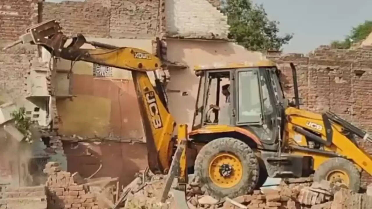 दिल्ली के कालकाजी में झुग्गियों पर प्रशासनिक कार्रवाई शुरू