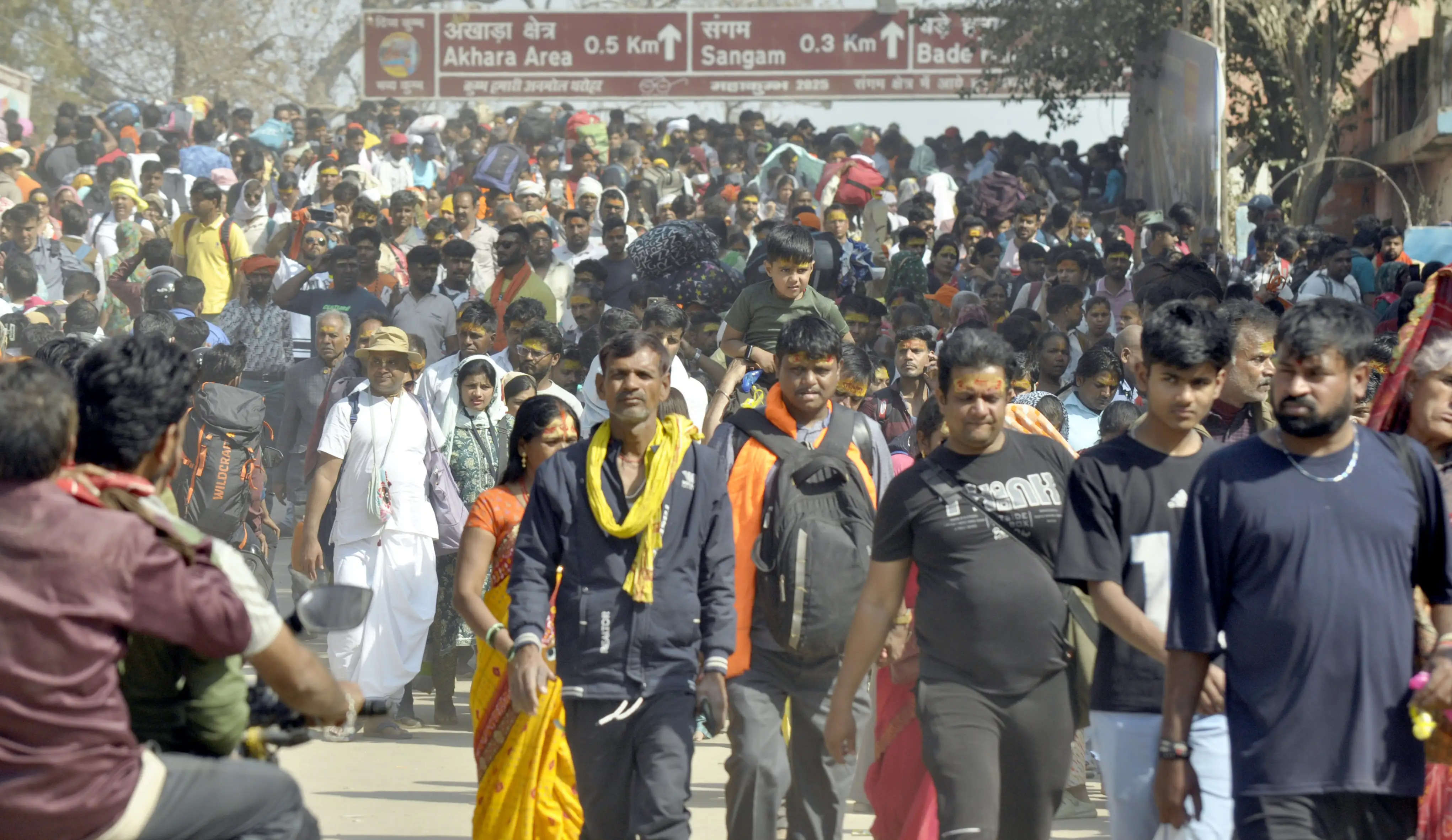 महाकुम्भ में शिवरात्रि को लेकर संगम की ओर आता श्रद्वालुओं का रेला