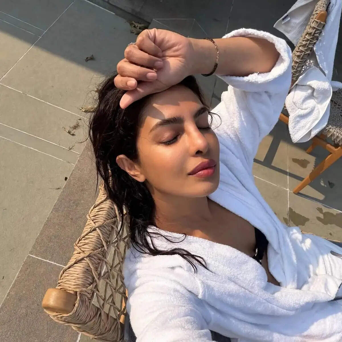 प्रियंका चोपड़ा का शानदार बिकिनी लुक: 43 की उम्र में भी बिखेर रही हैं जलवा