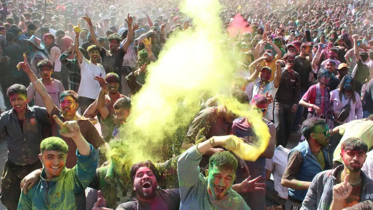 होली: रंगों का त्योहार और इसके गहरे अर्थ