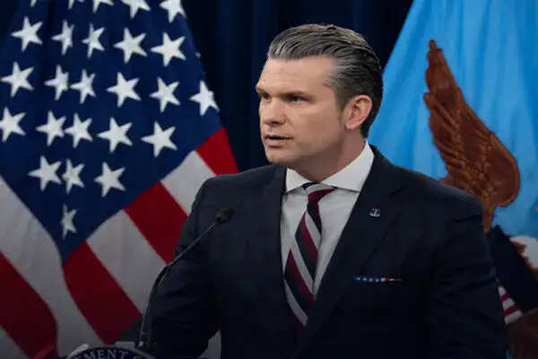 अमेरिकी रक्षा मंत्री का सेना प्रमुख को पद छोड़ने का आदेश, पेंटागन में बदलाव