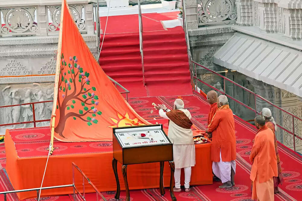 प्रधानमंत्री मोदी ने अयोध्या में राम मंदिर पर ध्वजारोहण समारोह में भाग लिया