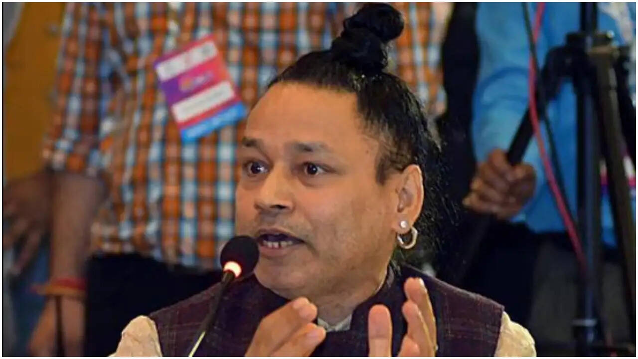 कैलाश खेर का वायरल वीडियो: मंच पर गाने के अनुरोध पर नाराजगी