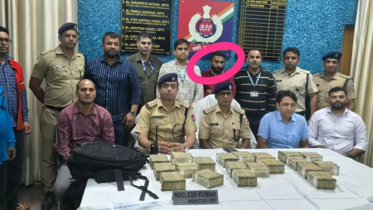 दिल्ली रेलवे स्टेशन पर हवाला के एक करोड़ रुपये के साथ संदिग्ध गिरफ्तार