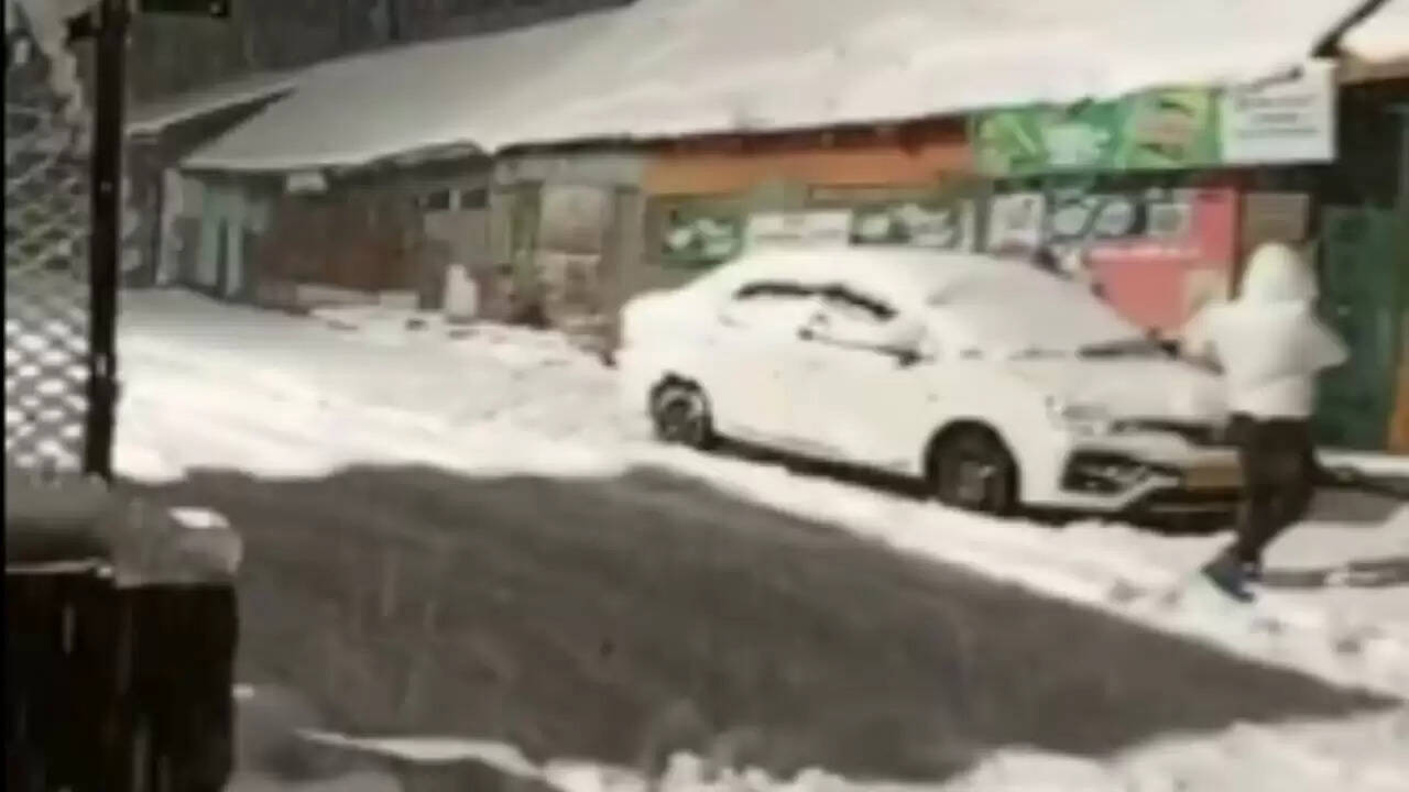 कश्मीर में ताजा हिमपात से मौसम में बदलाव, पर्यटकों में खुशी