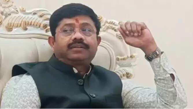 उत्तर प्रदेश में औद्योगिक विकास मंत्री ने प्रबंधक को बर्खास्त किया