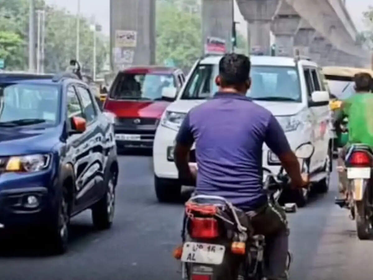 गुरुग्राम में ट्रैफिक जाम: बारिश से करोड़ों का नुकसान और कंपनियों का पलायन