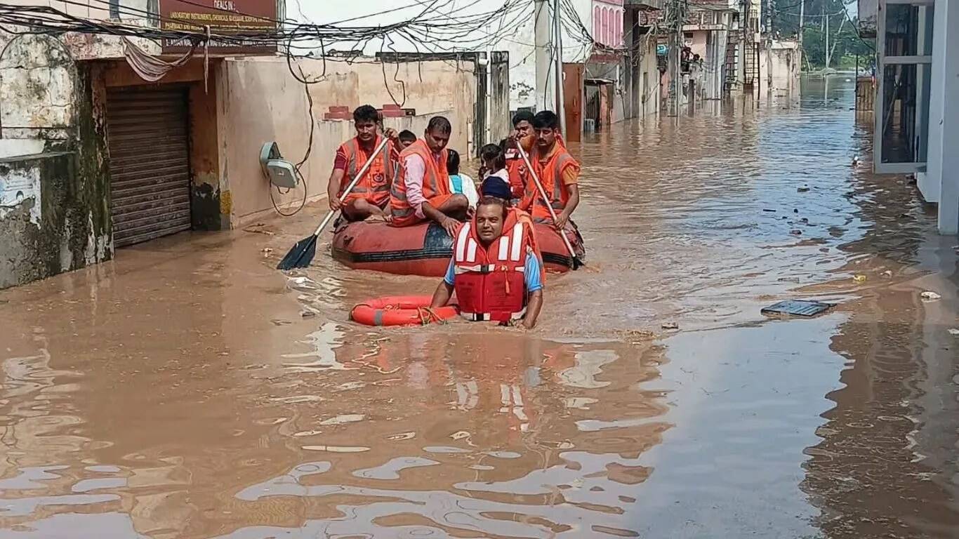 टांगरी नदी के उफान से प्रभावित औद्योगिक क्षेत्र में राहत कार्य जारी