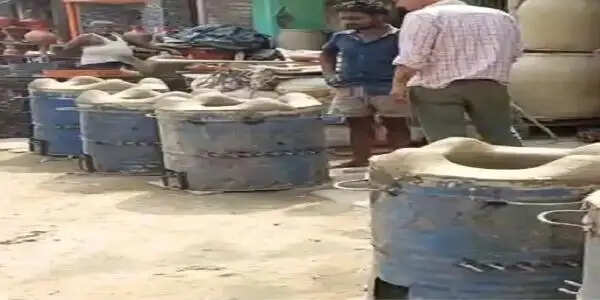 एलपीजी सिलेंडर: आपदा काे अवसर में बदल रहे है दरभंगा के कुम्हार,रेस्टाेरेंट और ढ़ाबा बंद हाेने बचे