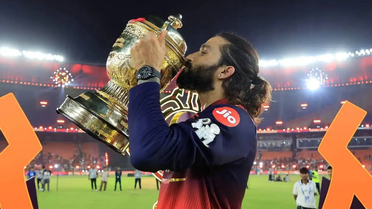 RCB ने IPL 2026 में जीती ट्रॉफी, कप्तान रजत पाटीदार ने किया भावुक समर्पण