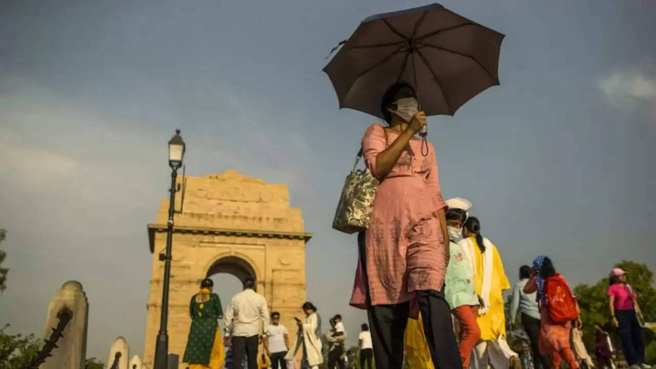 दिल्ली में मौसम का हाल: गर्मी से राहत की उम्मीद, बारिश की संभावना
