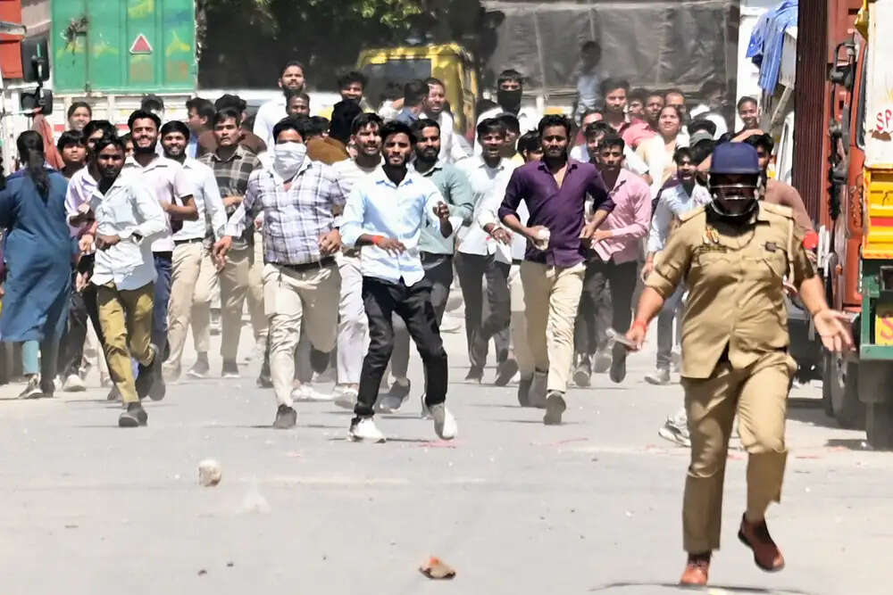 नोएडा में श्रमिकों का प्रदर्शन हिंसक, वेतन वृद्धि की मांग