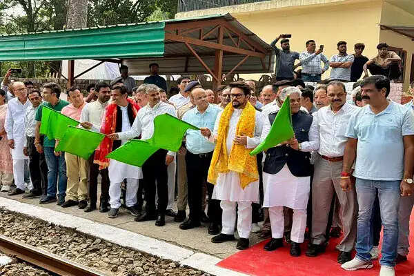 कांगड़ा घाटी में रेल नेटवर्क का पुनर्निर्माण, सांसदों ने हरी झंडी दिखाकर ट्रेनों को रवाना किया