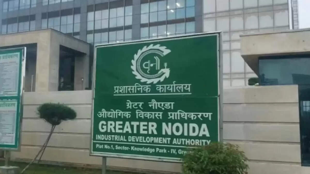 ग्रेटर नोएडा में बेसमेंट खुदाई से पड़ोसियों को खतरा, प्राधिकरण ने की कार्रवाई