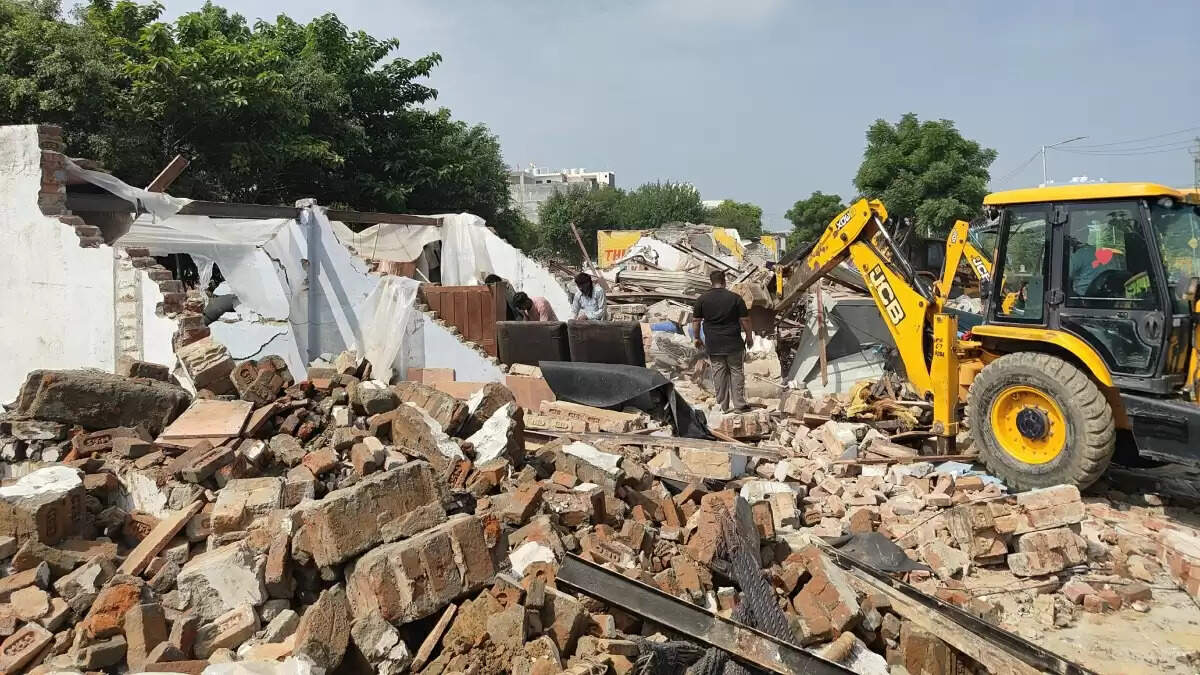 ग्रेटर नोएडा में अवैध मार्केट पर कार्रवाई: 24 दुकानें ध्वस्त